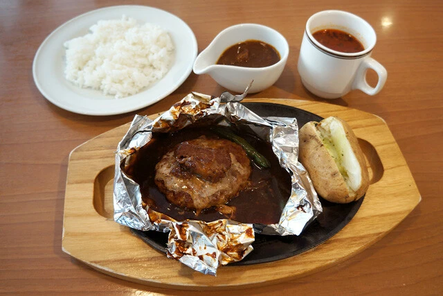 【包み焼きハンバーグ&ビーフカレー】きっと一般常識なんだろうけど今さら知った。「ココス」ってこんなにすごい店だったんだ!:パリッコ『今週のハマりめし』第238回